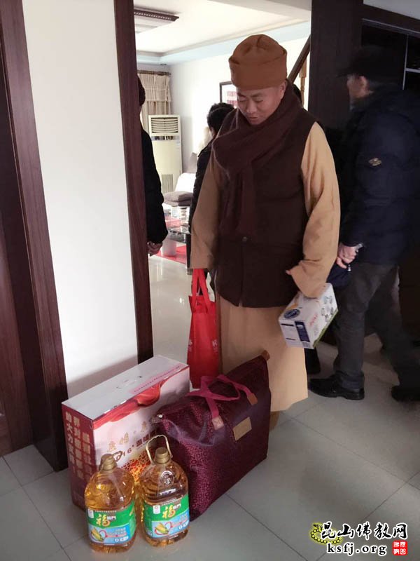 为低保户准备的棉被、食用油等慰问品